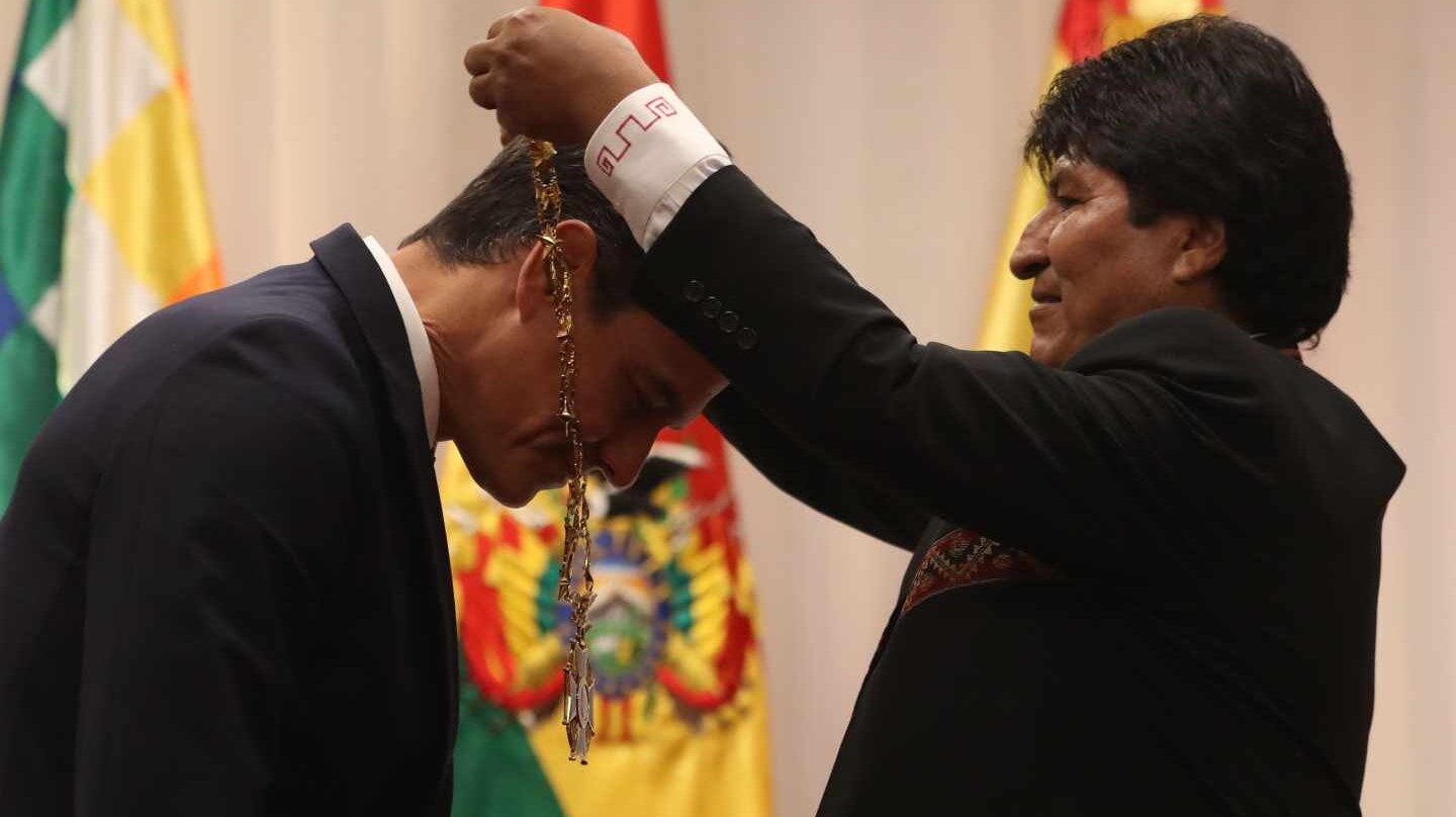 Evo Morales condecora a Pedro Sánchez como Cóndor de los Andes.