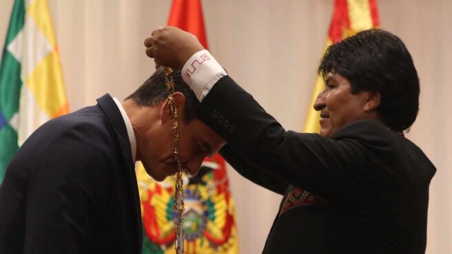 Evo Morales condecora a Pedro Sánchez como Cóndor de los Andes.