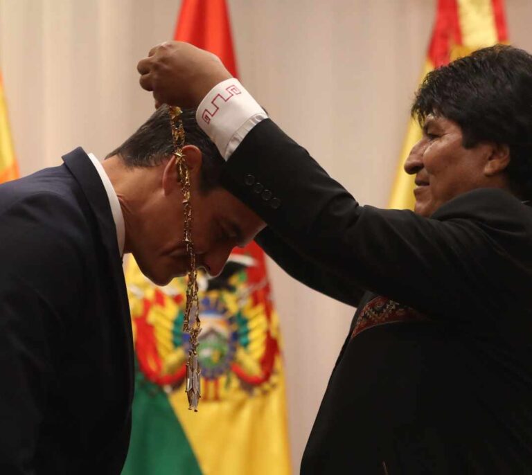 Sánchez se inspira en Felipe, pero recuerda a Zapatero