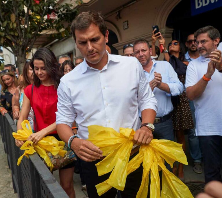Rivera y Arrimadas retiran lazos amarillos en las calles de Alella (Barcelona)