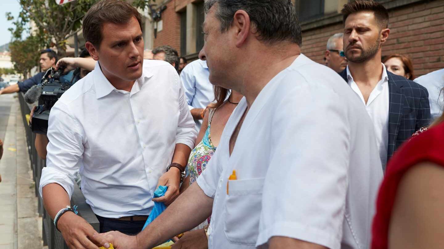 Albert Rivera retira lazos amarillos en Alella (Barcelona)