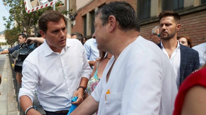 Albert Rivera retira lazos amarillos en Alella (Barcelona)