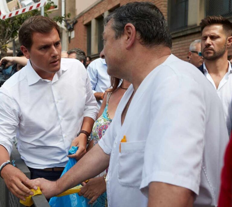 La guerra de los lazos agita al independentismo contra Rivera