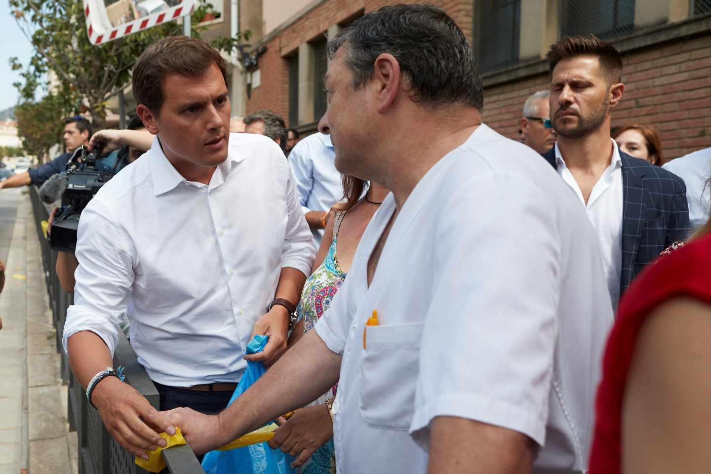 Albert Rivera retira lazos amarillos en Alella (Barcelona)