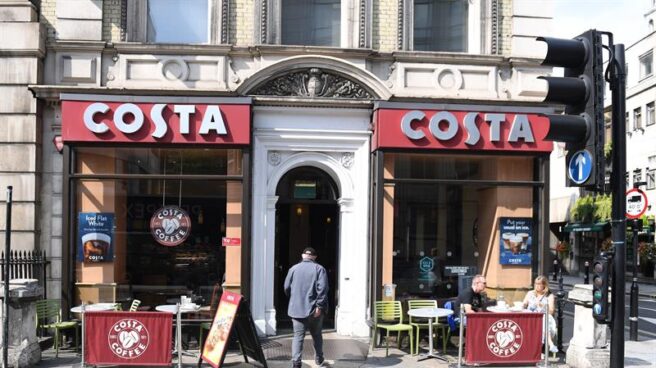 Un cliente entra en una tienda de Costa Coffe, en Londres, Reino Unido.