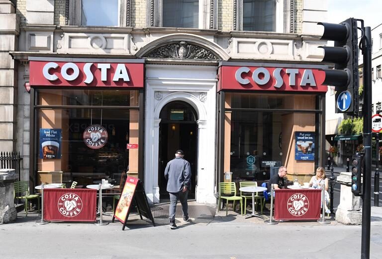 Coca-Cola se enfrenta a Starbucks: compra las cafeterías Costa, su mayor competidor