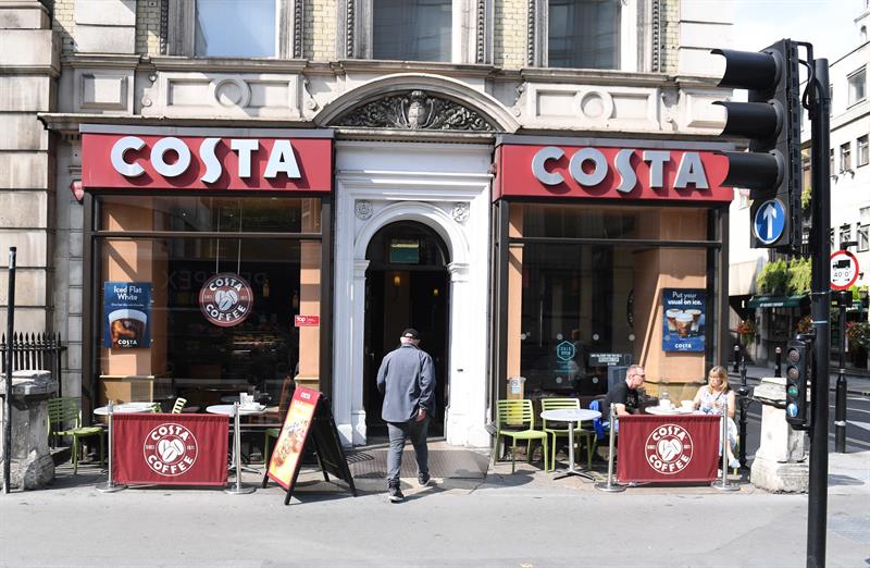 Un cliente entra en una tienda de Costa Coffe, en Londres, Reino Unido.
