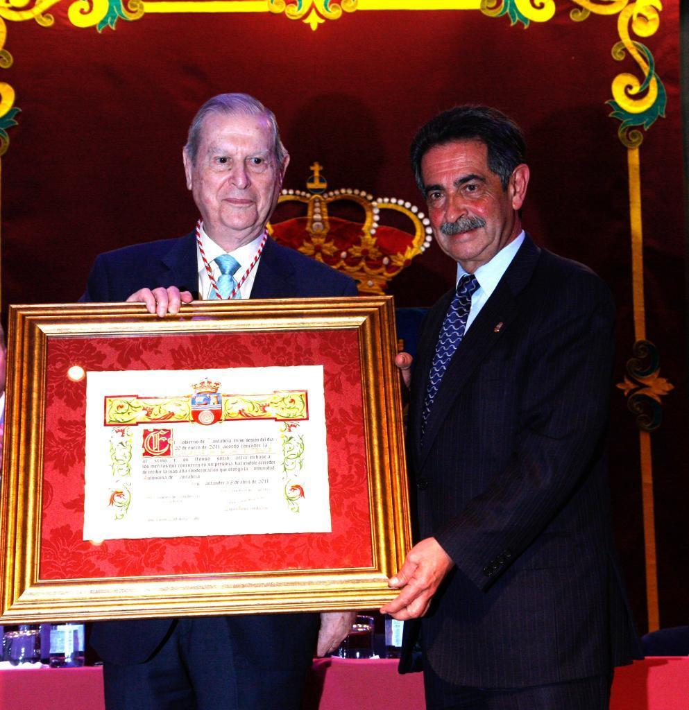 Alfonso Osorio junto al presidente de Cantabria, Miguel Ángel Revilla.