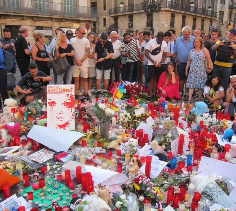 El Ayuntamiento de Colau secunda la teoría conspiratoria contra el CNI en los atentados del 17A