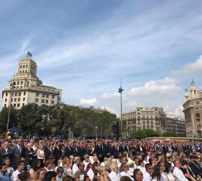 Vítores al Rey y gritos de "no estás solo" en el homenaje a las víctimas del 17-A