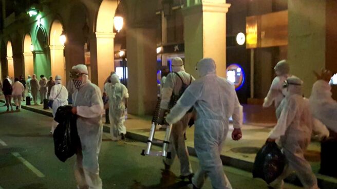 Brigadas de limpieza retiran lazos amarillos en Cataluña Brigadas de limpieza retiran lazos amarillos en Cataluña