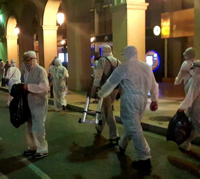 La 'brigada blanca' que limpia Cataluña de lazos amarillos