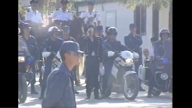 Un vídeo inédito muestra a Michael Jackson paseando con la Policía Nacional en 1992