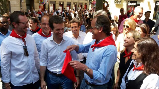 Pablo Casado, junto a Alfonso Alonso, Javier Maroto y otros miembros del PP vasco, en Vitoria.