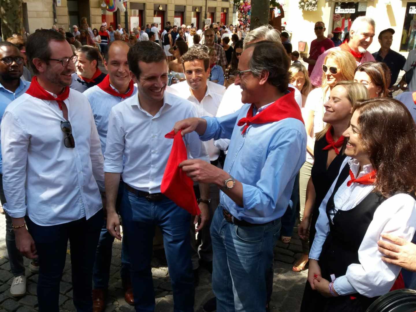 Pablo Casado, junto a Alfonso Alonso, Javier Maroto y otros miembros del PP vasco, en Vitoria.