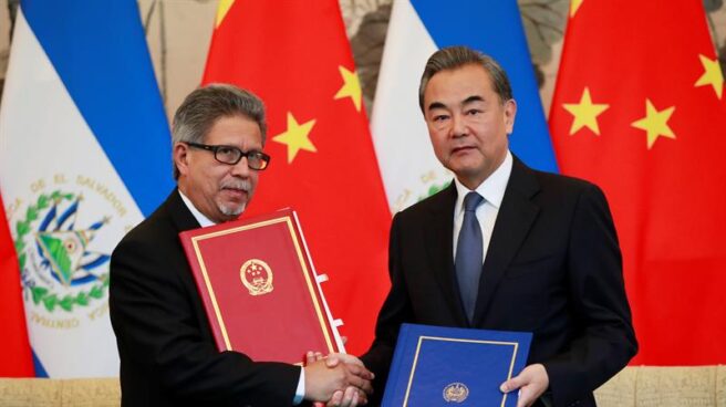 Los ministros salvadoreño y chino firman el restableciimiento de relaciones diplomáticas.