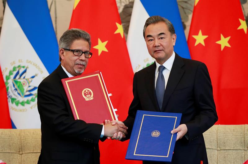Los ministros salvadoreño y chino firman el restableciimiento de relaciones diplomáticas.