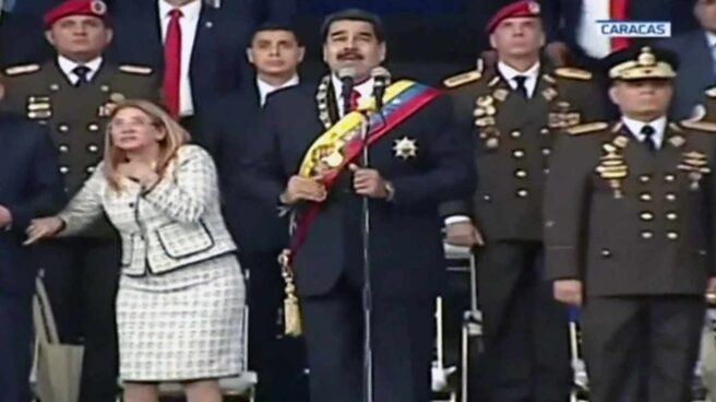 El presidente venezolano, Nicolás Maduro, junto a su esposa Cilia Flores, en el momento de la explosión, en Caracas.