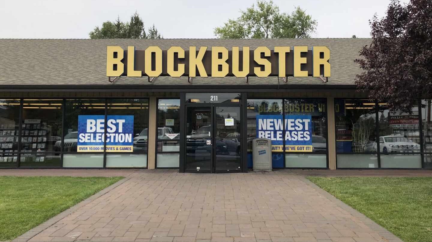 Fachada del último Blockbuster de Estados Unidos ubicado en Bend, Oregón.