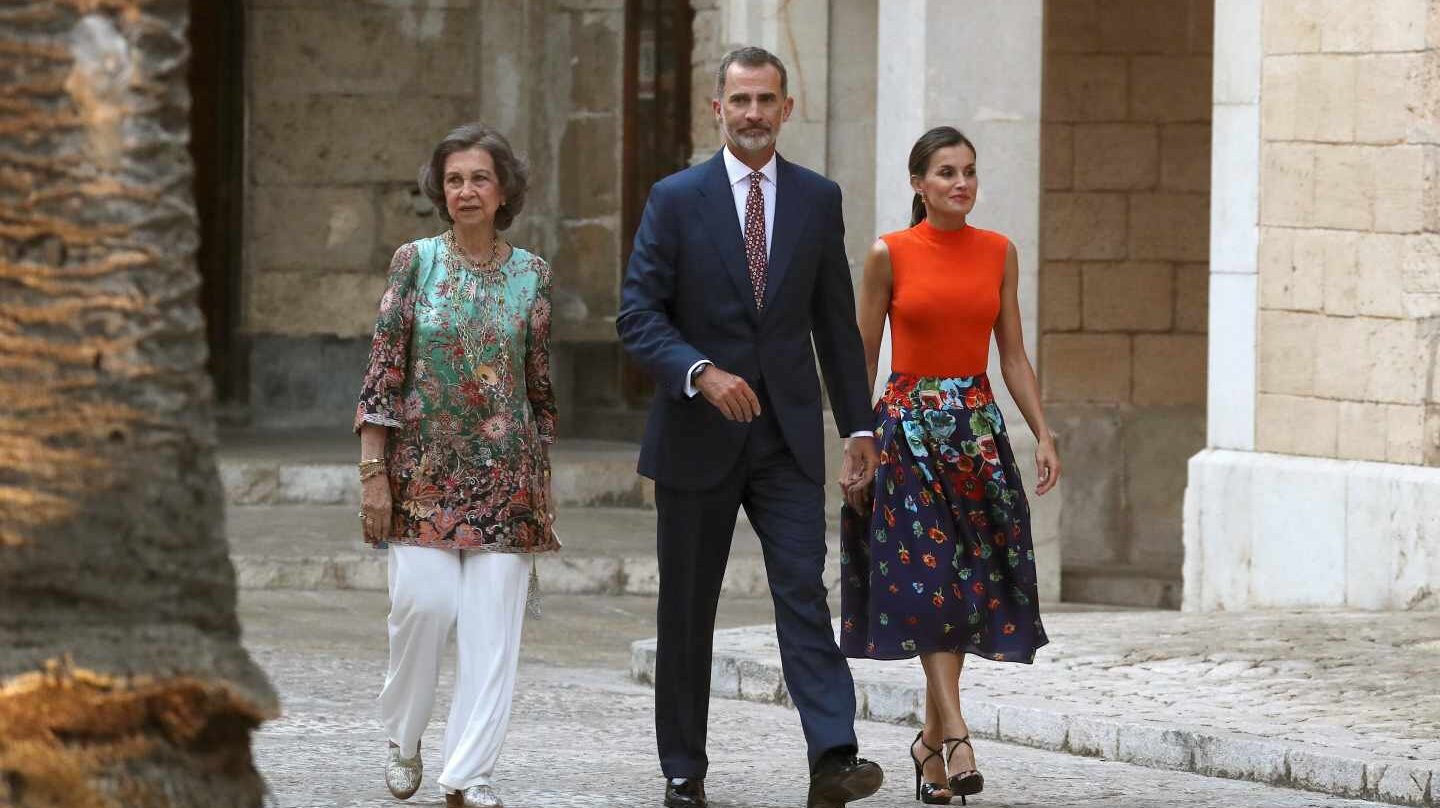 Los reyes Felipe y Letizia (d), acompañados por la reina Sofía, a su llegada a la recepción a representantes de todos los sectores de la sociedad balear, encabezada por la presidenta autonómica, Francina Armengol, hoy en el Palacio de la Almudaina, en Palma de Mallorca.