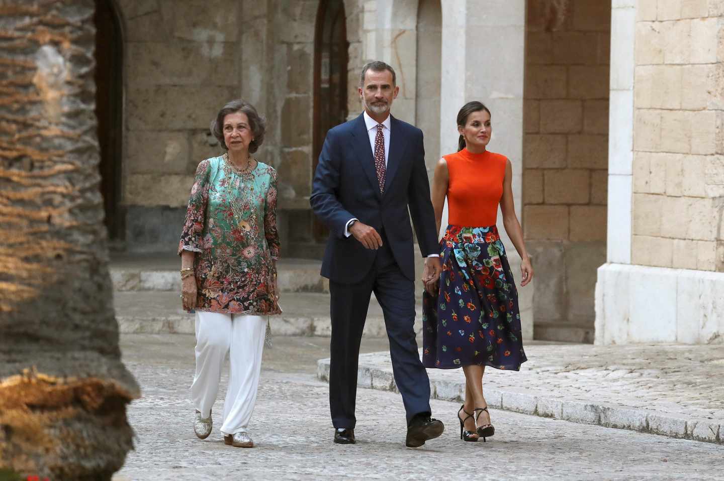 Los reyes Felipe y Letizia (d), acompañados por la reina Sofía, a su llegada a la recepción a representantes de todos los sectores de la sociedad balear, encabezada por la presidenta autonómica, Francina Armengol, hoy en el Palacio de la Almudaina, en Palma de Mallorca.