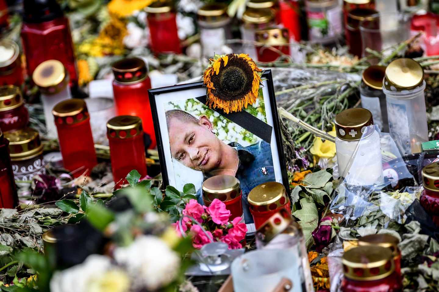 Flores y velas en homenaje a la víctima de Chemnitz, Alemania.