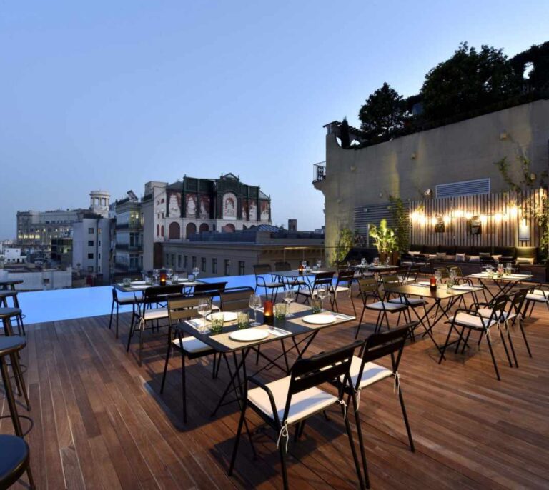 El Ayuntamiento de Barcelona asume que tendrá que renegociar su regulación turística