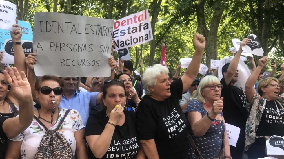 Manifestación de afectados de iDental frente al Ministerio de Sanidad en julio de 2018.