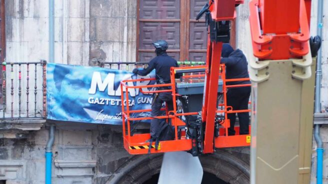 Momento en el que agentes de policía retiran la pancarta del Gaztetxe Maravillas.