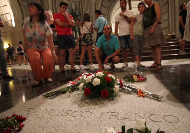 Ciudadanos, ante la tumba de Franco en la basílica del Valle de los Caídos.