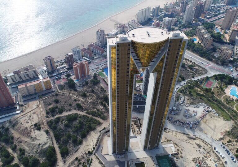Una turista inglesa denuncia que los españoles "arruinaron" sus vacaciones en Benidorm: "son unos groseros"
