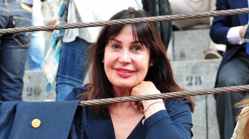 Carmen Martínez Bordiú, duquesa de Franco, en una barrera durante una corrida de toros.