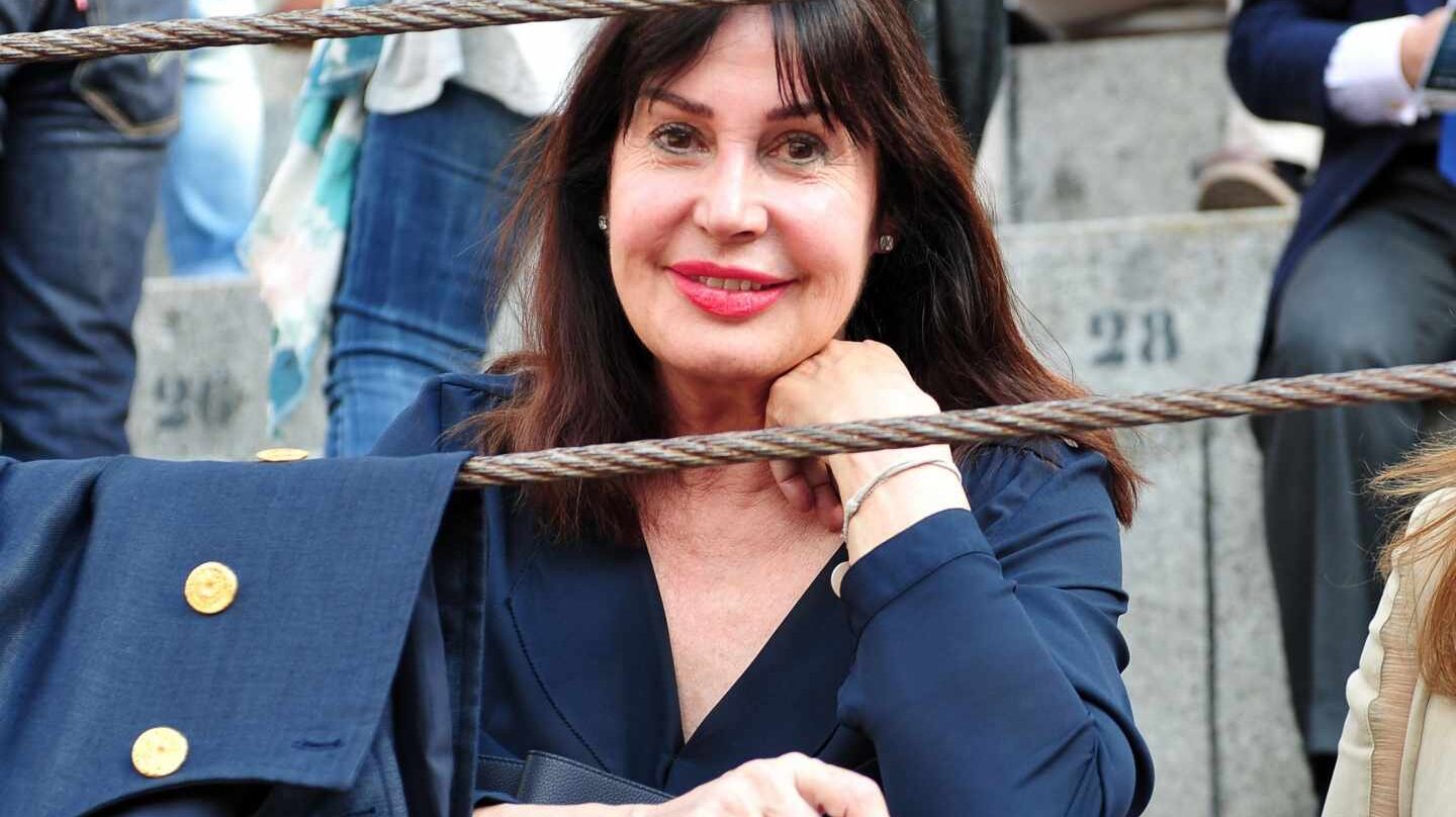 Carmen Martínez Bordiú, duquesa de Franco, en una barrera durante una corrida de toros.