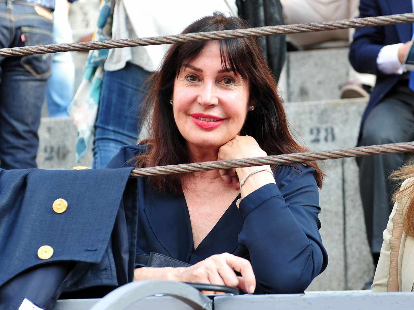 Carmen Martínez Bordiú, duquesa de Franco, en una barrera durante una corrida de toros.