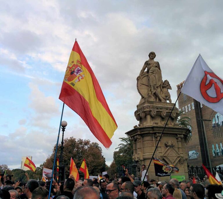 Golpean a un cámara de Telemadrid en la concentración de apoyo a la mujer agredida por quitar lazos