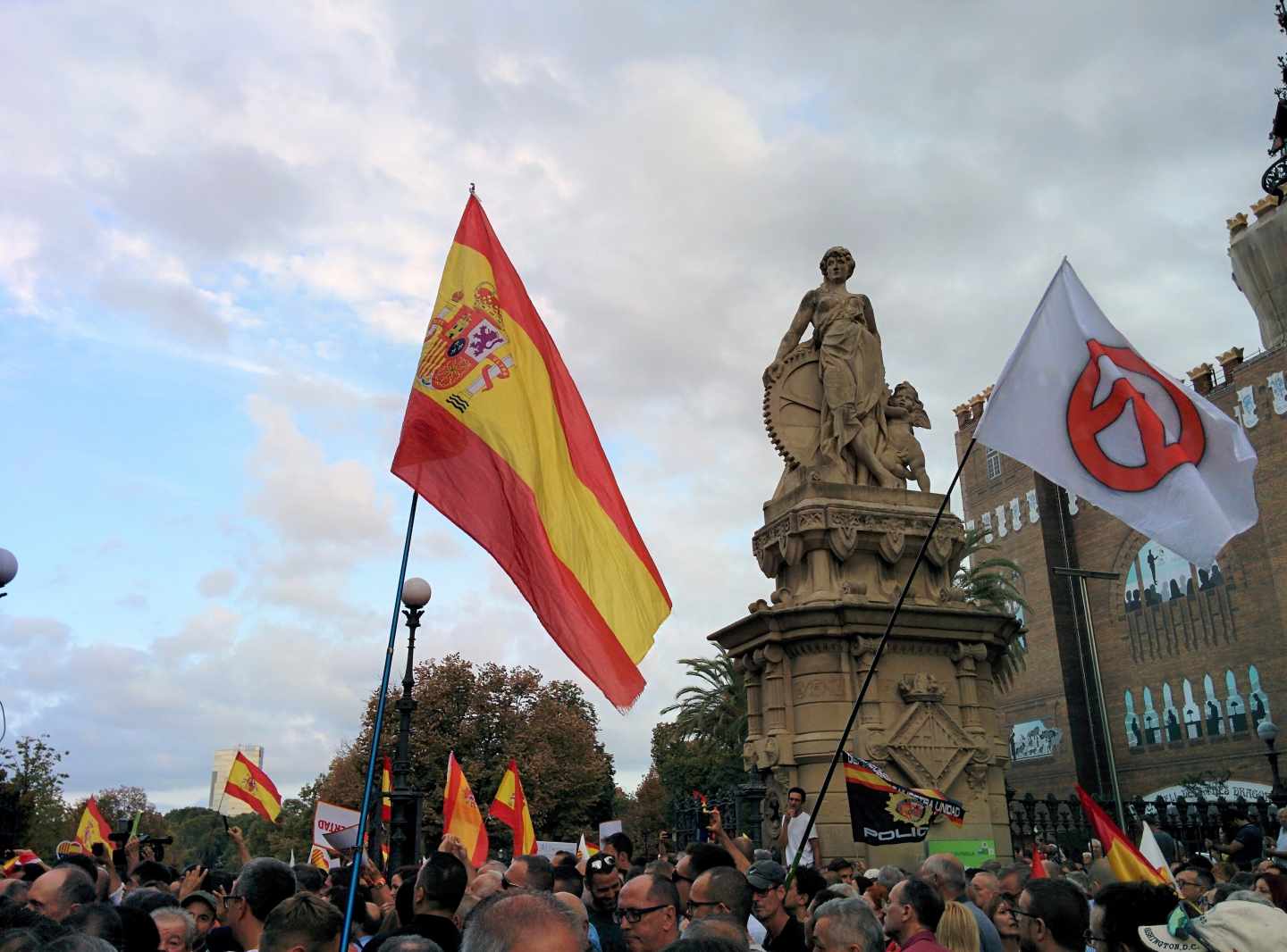 Concentración en apoyo a la mujer agredida en Barcelona por quitar lazos amarillos.