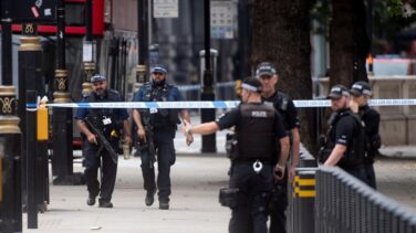 Un detenido tras estrellar un coche contra las barreras del Parlamento británico