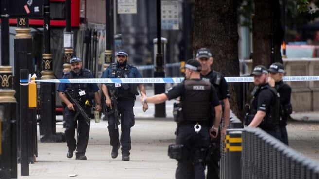 Decenas de policías británicos están desplegados en la zona del Parlamento, tras el choque contra las barreras protectoras.