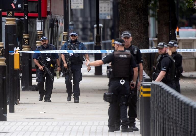 Un detenido tras estrellar un coche contra las barreras del Parlamento británico