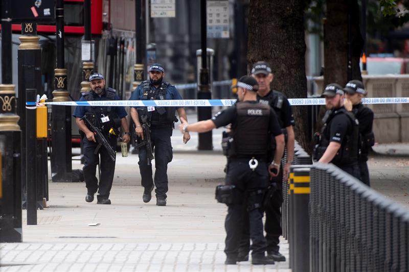 Decenas de policías británicos están desplegados en la zona del Parlamento, tras el choque contra las barreras protectoras.