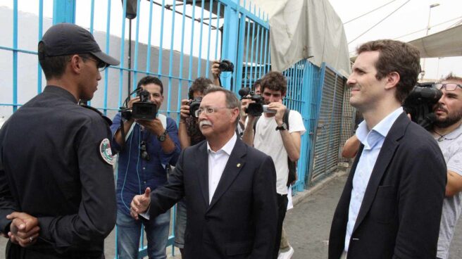 Presidente de la Ciudad Autónoma de Ceuta, Juan Jesús Vivas, con el Presidente del PP, Pablo Casado, en la frontera de Ceuta con Marruecos