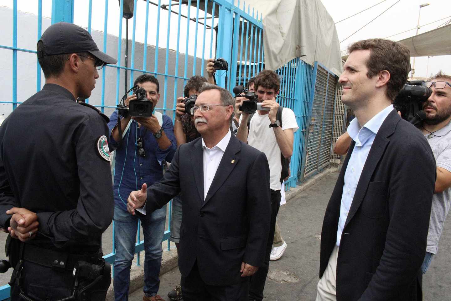 Presidente de la Ciudad Autónoma de Ceuta, Juan Jesús Vivas, con el Presidente del PP, Pablo Casado, en la frontera de Ceuta con Marruecos