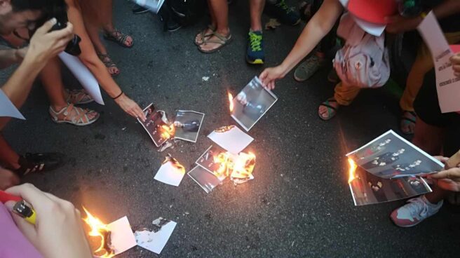 Miembros de los CDR protestan ante el PDeCAT quemando fotos del Rey y del juez Llarena