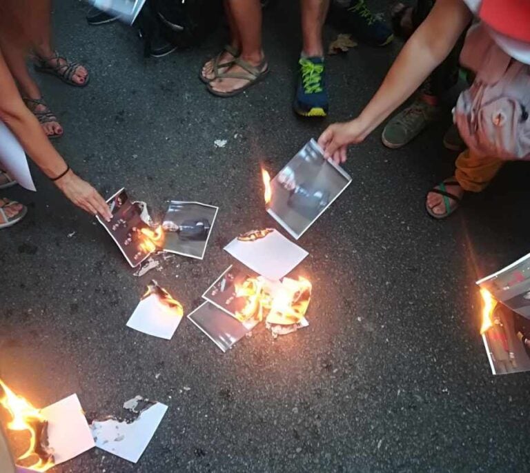 Miembros de los CDR protestan ante el PDeCAT quemando fotos del Rey y del juez Llarena
