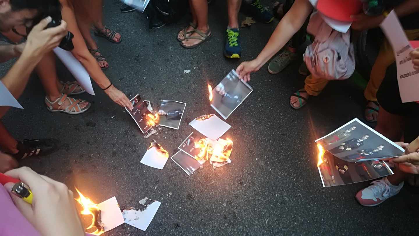 Miembros del CDR queman fotos del Rey Felipe VI y del juez Pablo Llarena