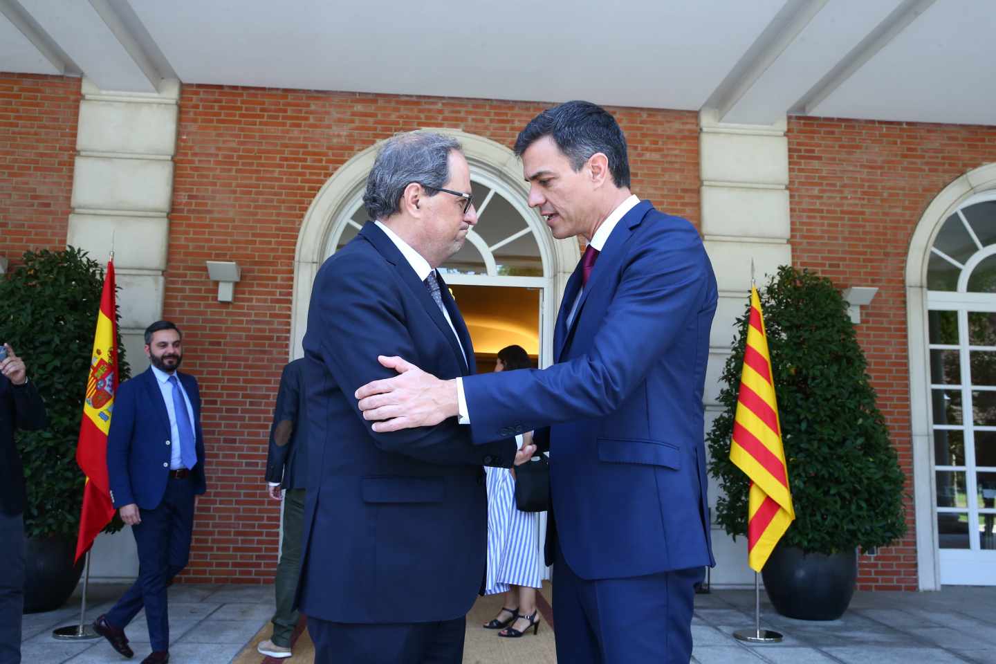 El presidente de la Generalitat, Quim Torra, junto al presidente del Gobierno hoy en funciones, Pedro Sánchez, en La Moncloa.