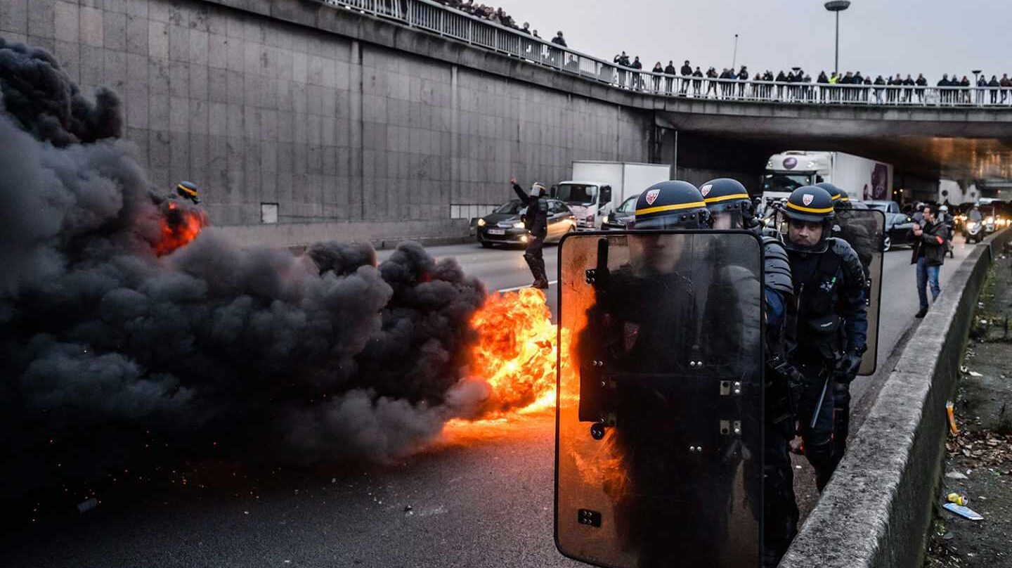 Las guerras del taxi: de los atascos de Londres a los disturbios de París