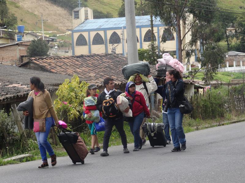 Venezolanos salen del país con sus pertenencias rumbo a los países vecinos.