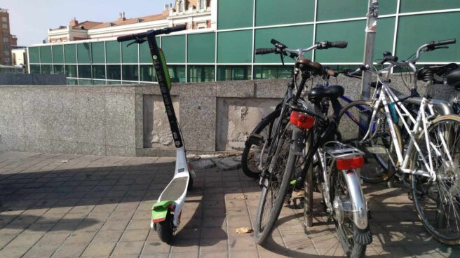 Uno de los patinetes de Lime, en la estación de Príncipe Pío (Madrid).