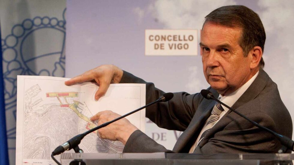 El alcalde de Vigo, Abel Caballero, durante la rueda de prensa celebrada hoy en el Ayuntamiento de la localidad.